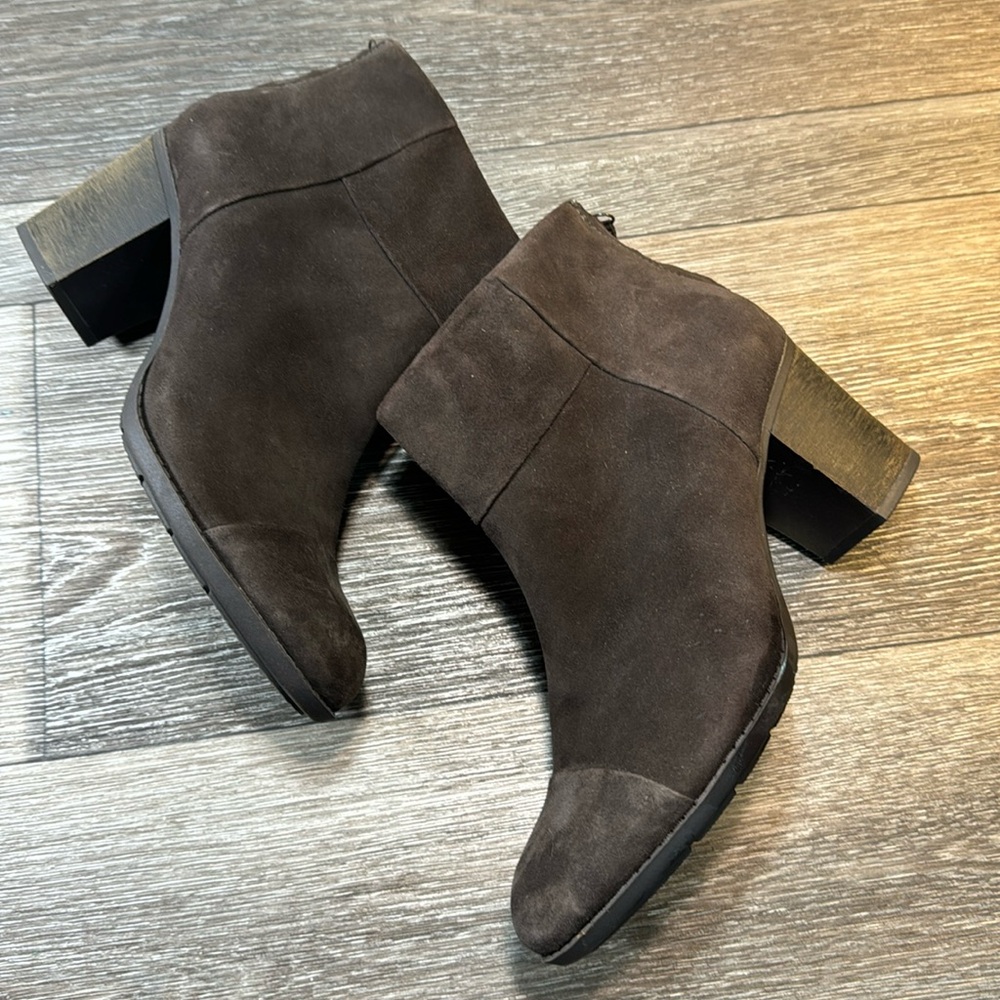 Clarks brown boots woman’s size 9.5 ( d28)